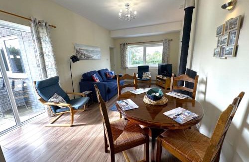 Pendine House | Ty'r Ardd - An immaculate 2 bedroom bungalow close to the beach