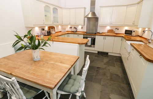 Morfa Bychan Cottage | TY'R YSGOL, pet friendly, luxury holiday cottage in Morfa Bychan