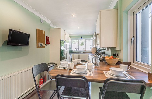 Kidwelly Cottage | TY'R YSTRAD, pet friendly, with a garden in Kidwelly