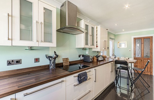 Kidwelly Cottage | TY'R YSTRAD, pet friendly, with a garden in Kidwelly