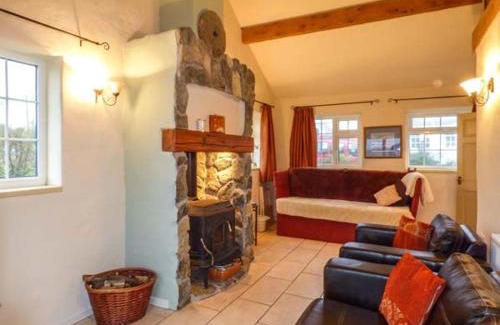 Rhoscolyn House | Ty Woods Cottage