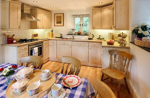 Tal-y-Cafn Cottage | Tyddyn Derwen - Three bedrooms, one en-suite shower room, one bathroom