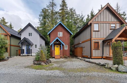 Ucluelet House | Tyee Retreat Cozy Lofted 1 Bedroom Cabin
