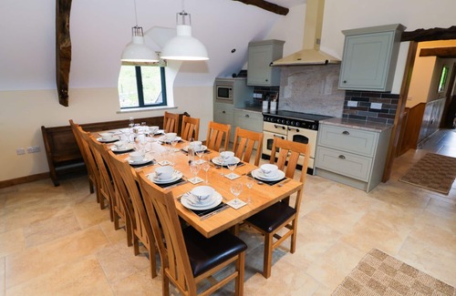 Ruthin Cottage | TYN Y CELYN ISAF, with hot tub in Ruthin