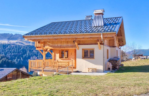 Notre-Dame-de-Bellecombe Ski Chalet | Typical chalet, 4 bedrooms, mountain view, WIFI, parking