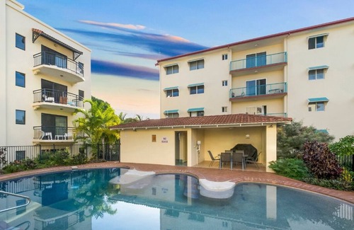 North Ward Apartment | u21 on the strand 1bed w/ pool, walk to the beach