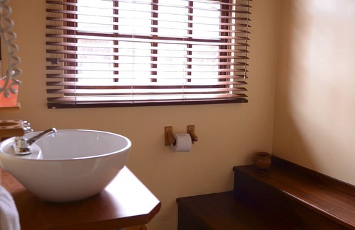 Chimborazo Province Hotel | Ubicated at the midtown Museus, churchs, Parks, and handicrafts sales places.