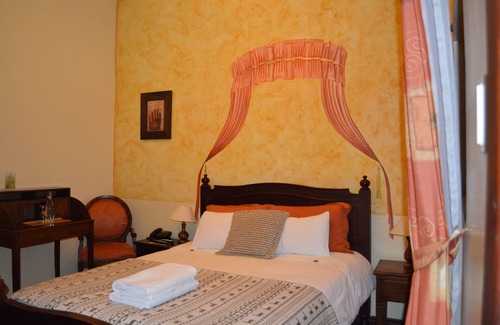 Chimborazo Province Hotel | Ubicated at the midtown Museus, churchs, Parks, and handicrafts sales places.