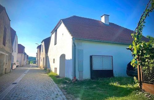 Hnanice House | Ubytování s vinným sklípkem v srdci Hnanic
