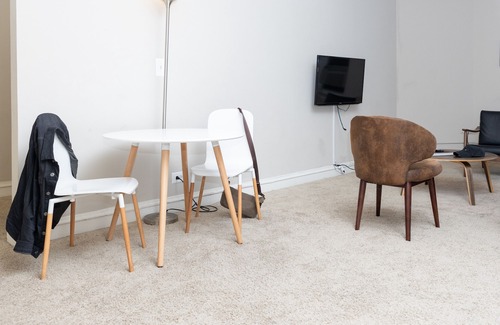 East Hyde Park Apartment | UChicago, Lake, Sci Museum | Gym + W&D | Zencity