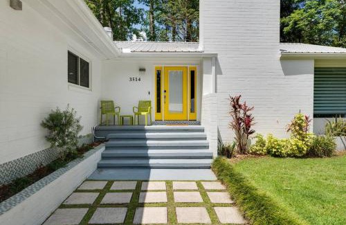 Gainesville House | UF SUNSHINE HOUSE - Patio & BBQ - Chef Kitchen - EV Car Station - Upscale Neighborhood!