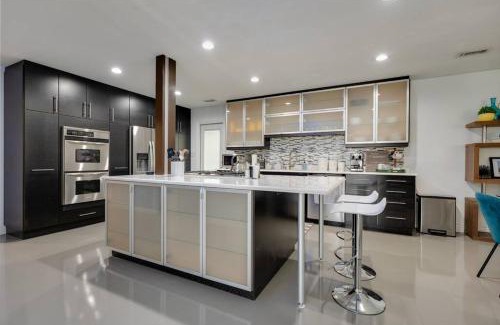 Gainesville House | UF SUNSHINE HOUSE - Patio & BBQ - Chef Kitchen - EV Car Station - Upscale Neighborhood!