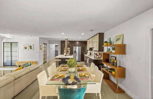 Gainesville House | UF SUNSHINE HOUSE - Patio & BBQ - Chef Kitchen - EV Car Station - Upscale Neighborhood!
