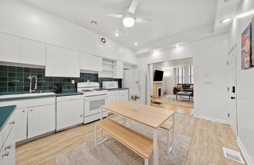 University Village / Little Italy Apartment | UIC/Little Italy - Lovely 1 Bed 1 Bath Apt. - FREE PARKING & IN-UNIT WASH/DRY