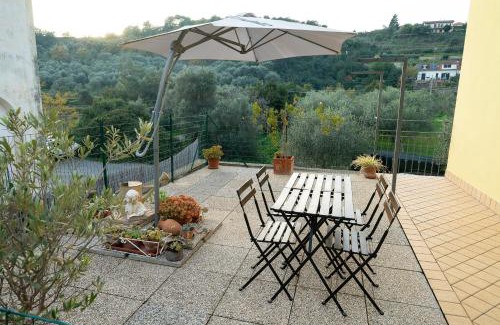 Imperia Apartment | ULIVI - Comodità e tranquillità con Patio e Parcheggio