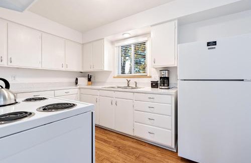 University Acres Apartment | Ultimate Chill Zone, BBQ, Bikes, Pet Friendly!
