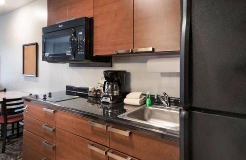 Bozeman Hotel | Ultimate Comfort in Room with Stunning Mountain Setting | Free Parking | Kitchen
