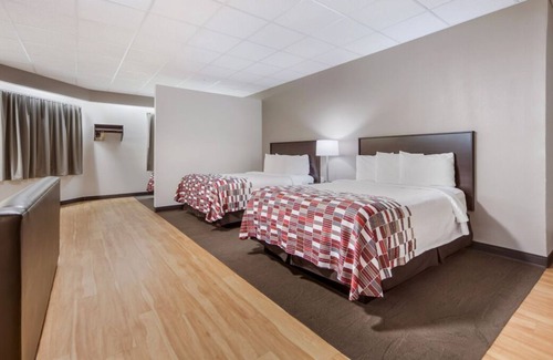 Council Bluffs House | Ultimate Council Bluffs Experience! 2 Modish Units, Onsite Pool, FREE Parking!