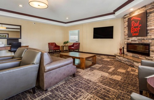 Council Bluffs House | Ultimate Council Bluffs Experience! 2 Modish Units, Onsite Pool, FREE Parking!
