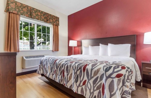 Council Bluffs House | Ultimate Council Bluffs Experience! 2 Modish Units, Onsite Pool, FREE Parking!