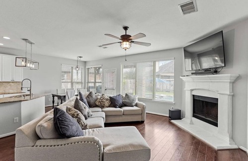 Barker House | Ultimate Family Getaway Heated Pool, Movie Theatre