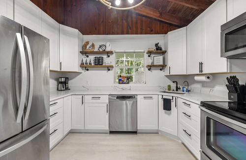 Alva House | Ultimate Farmhouse Getaway: Shuffleboard, Lounge, Fire-pit & More!n