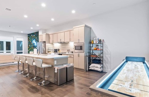 Old East Dallas House | Ultimate Game House with Rooftop Terrace