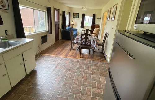 Frontenac Cabin | Ultimate Lake Escape: 3-Bed Family Cottage with Bunks, Sleeps 8!