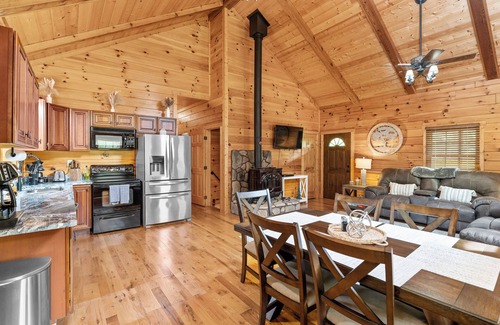 Nelsonville Cabin | "Ultimate Luxe Escape with Private Movie Theater and Game Room"