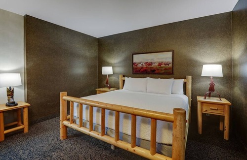 Sioux City Hotel | Ultimate Relaxation: Heated Pool & Whirlpool Suites in Historic Area