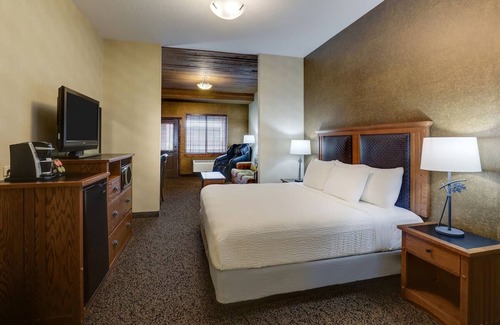 Sioux City Hotel | Ultimate Relaxation: Heated Pool & Whirlpool Suites in Historic Area