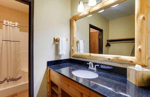 Sioux City Hotel | Ultimate Relaxation: Heated Pool & Whirlpool Suites in Historic Area