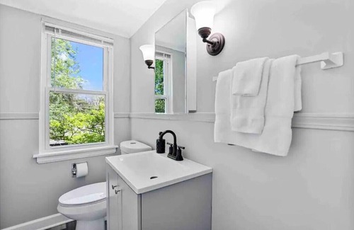Broadview House | Ultimate Stay w/ Gym & Game Room Broadview