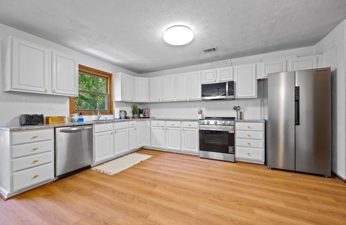 Stone Mountain House | Ultimate Stone Mountain Escape – Sleeps 20+ I Game Room I Cinema