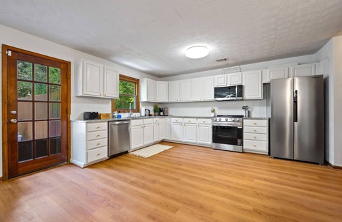 Stone Mountain House | Ultimate Stone Mountain Escape – Sleeps 20+ I Game Room I Cinema