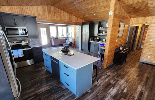 Arnes Cottage | Ultimate vacation lodge in cottage country, short walk to sandy beach