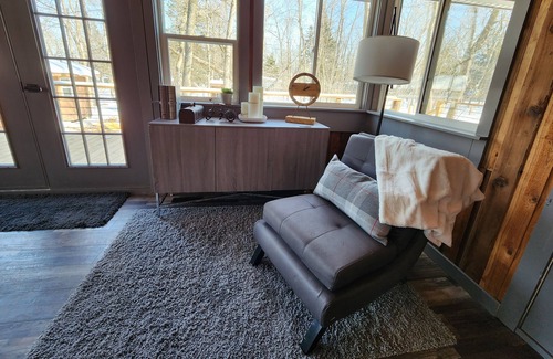 Arnes Cottage | Ultimate vacation lodge in cottage country, short walk to sandy beach