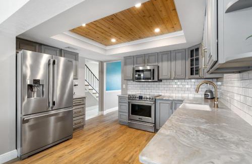 Bay Crest Park House | Ultimate Waterfront Oasis Heated Pool & Boat Dock