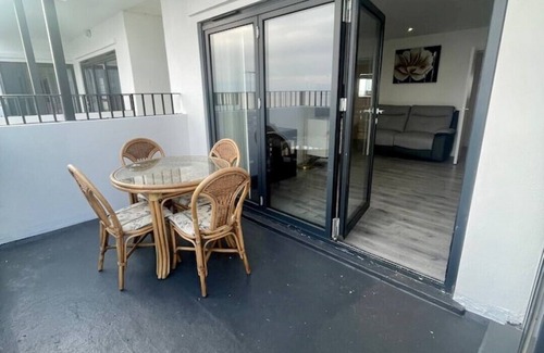 Holland-On-Sea Apartment | Ultra Luxe Ocean-Beach Apartment