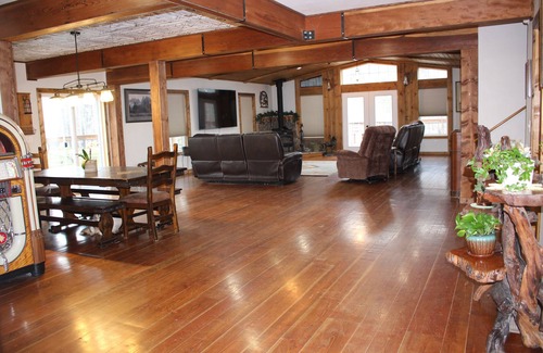Grantsdale House | Ultra Luxury Mountain Retreat w/hot tub and huge game room with a bar & smart tv