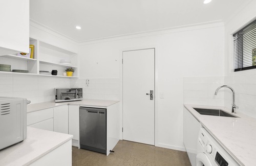 Broadbeach Waters House | Ultra Modern & Relaxing Inner City - Private Pool and Yard - 10min walk to beach