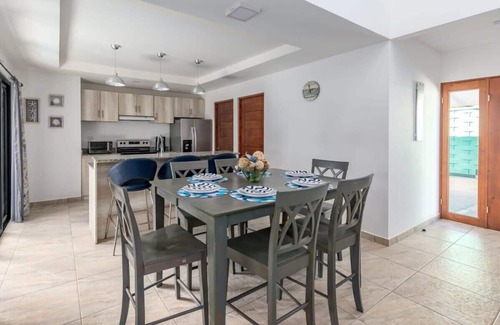 Potrero House | Ultramodern Townhome with an Inviting Coastal Design and Lush Outdoor Oasis with