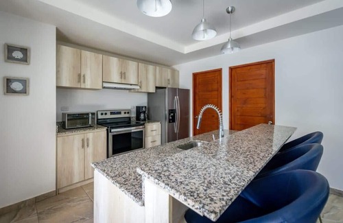 Potrero House | Ultramodern Townhome with an Inviting Coastal Design and Lush Outdoor Oasis with
