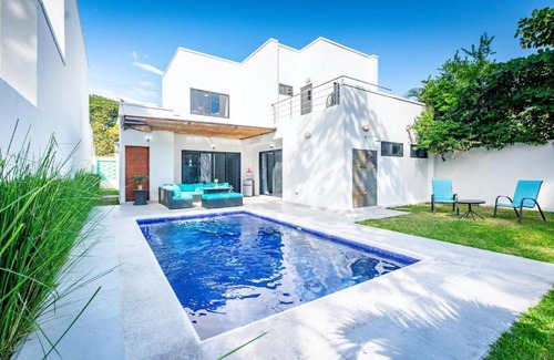 Potrero House | Ultramodern Townhome with an Inviting Coastal Design and Lush Outdoor Oasis with a Private Pool