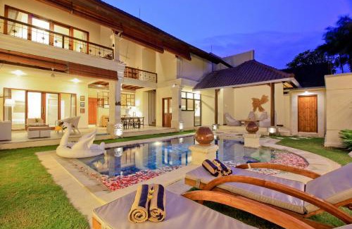 Batubelig Villa | UMA LIMA VILLA - 7Min Beach Access - 10min to Canggu