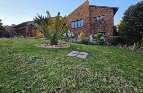 Greater Johannesburg Metropolitan Area Apartment | uMusa - Double En-Suite. Pvt Entrance