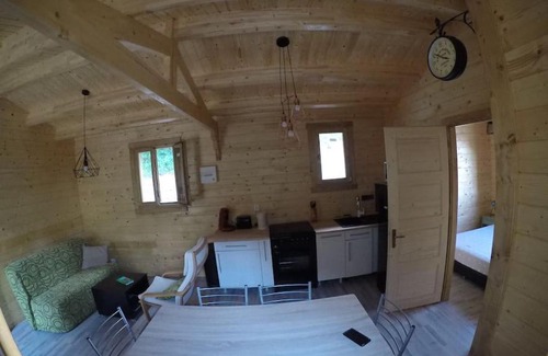 Aouste-sur-Sye Ski Chalet | Un chalet en bois dans un écrin de verdure