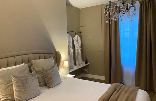 Saint-Aquilin-de-Pacy Bed & Breakfast | UN COCON EN VILLE - chambre SPA chic et élégante