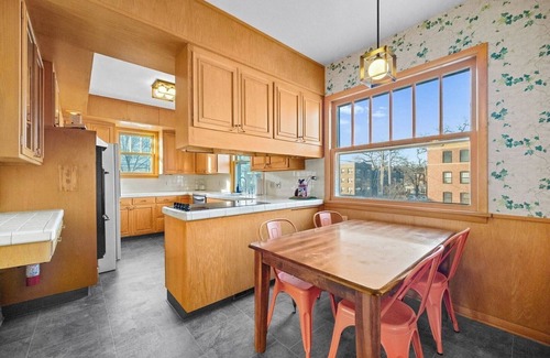 Des Moines House | Unbeatable Location | Families & Groups | Parking Included