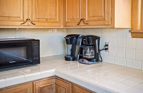 Des Moines House | Unbeatable Location | Families & Groups | Parking Included